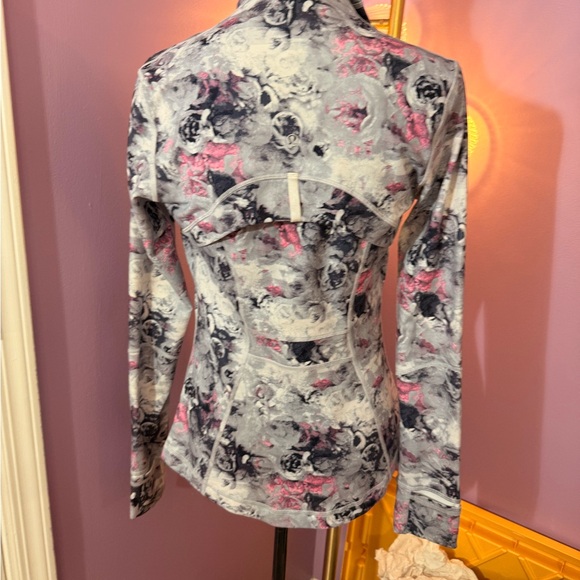 New w/o tags LuLu Women's full zip define Jacket.
Still in stores. - Picture 9 of 10